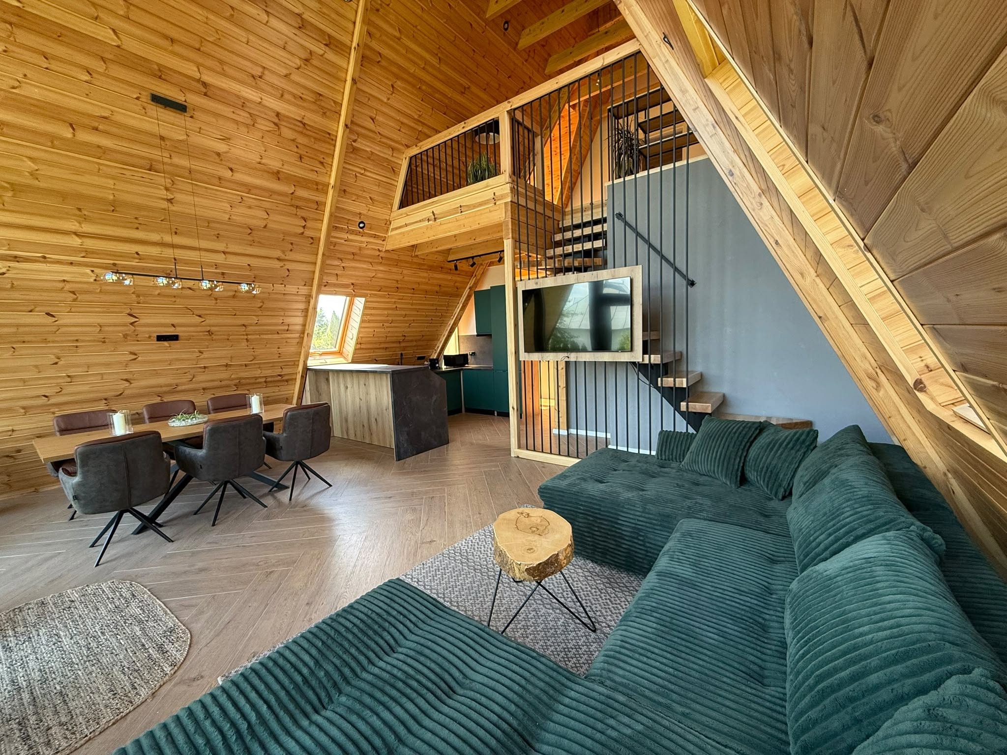 Zona de zi — living, dining și bucătărie open space, sub mezanin