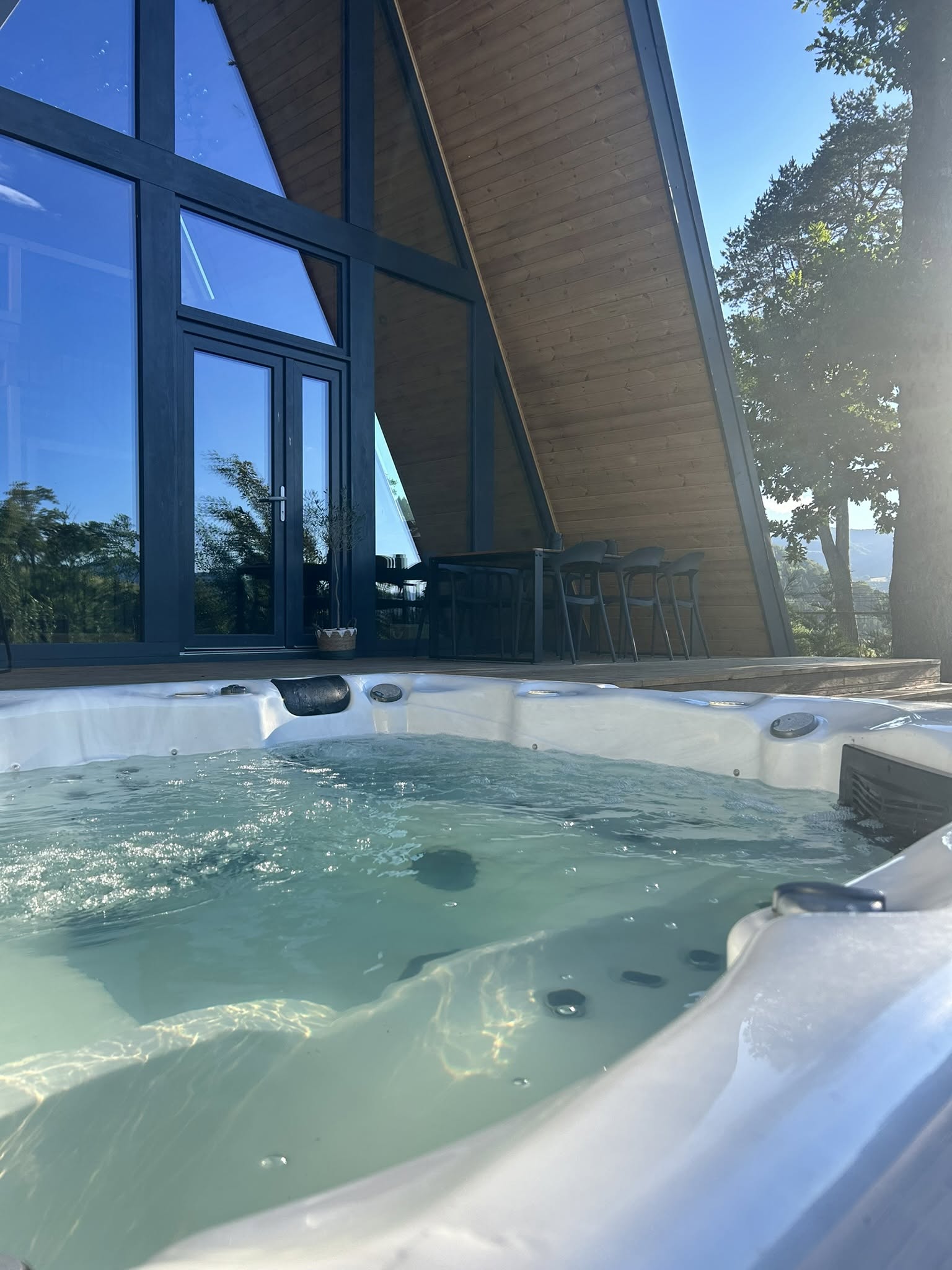 Jacuzzi în aer liber, cu terasa și zona de dining exterioară