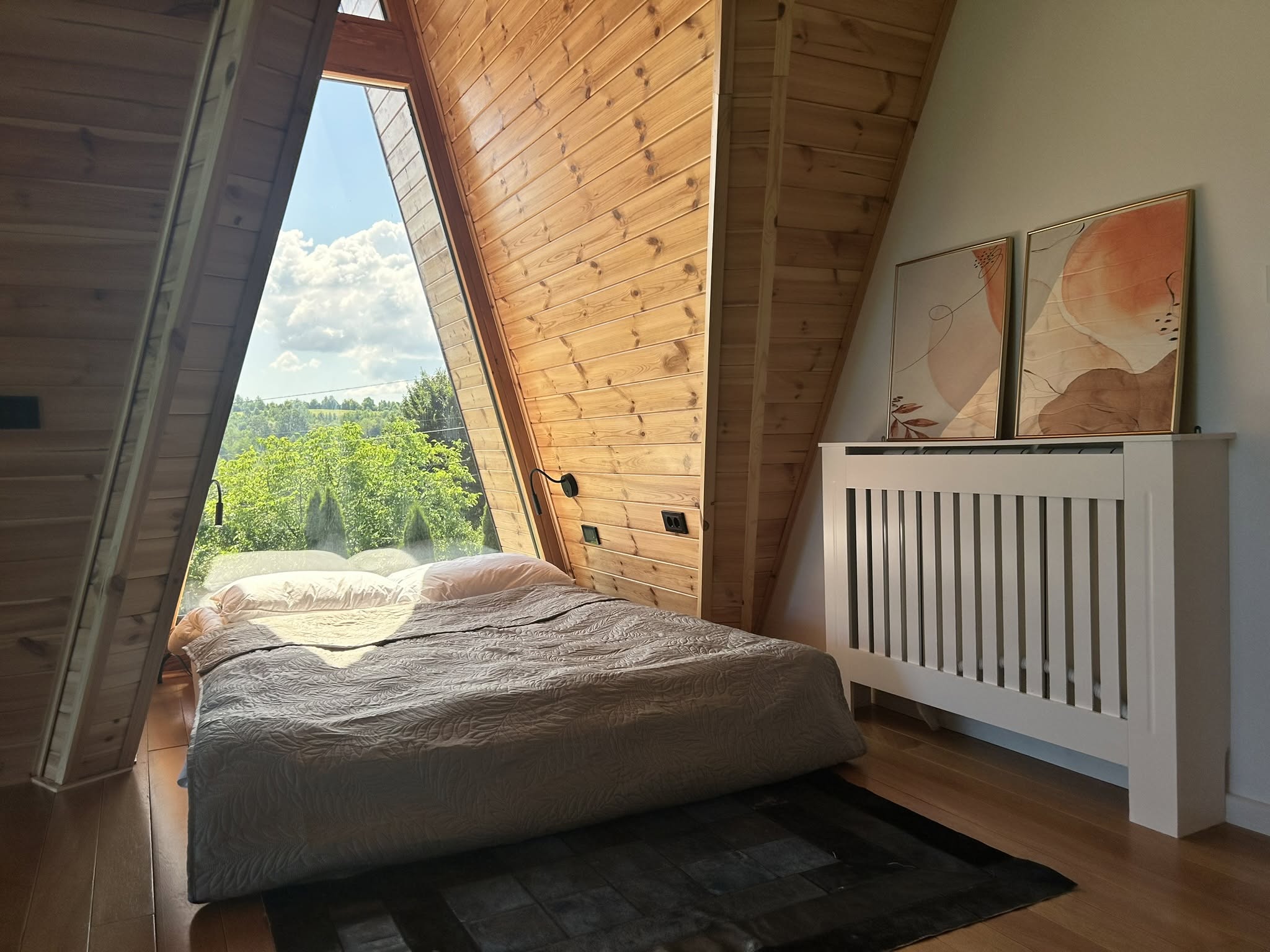Dormitor cu fereastra triunghiulară a mansardei