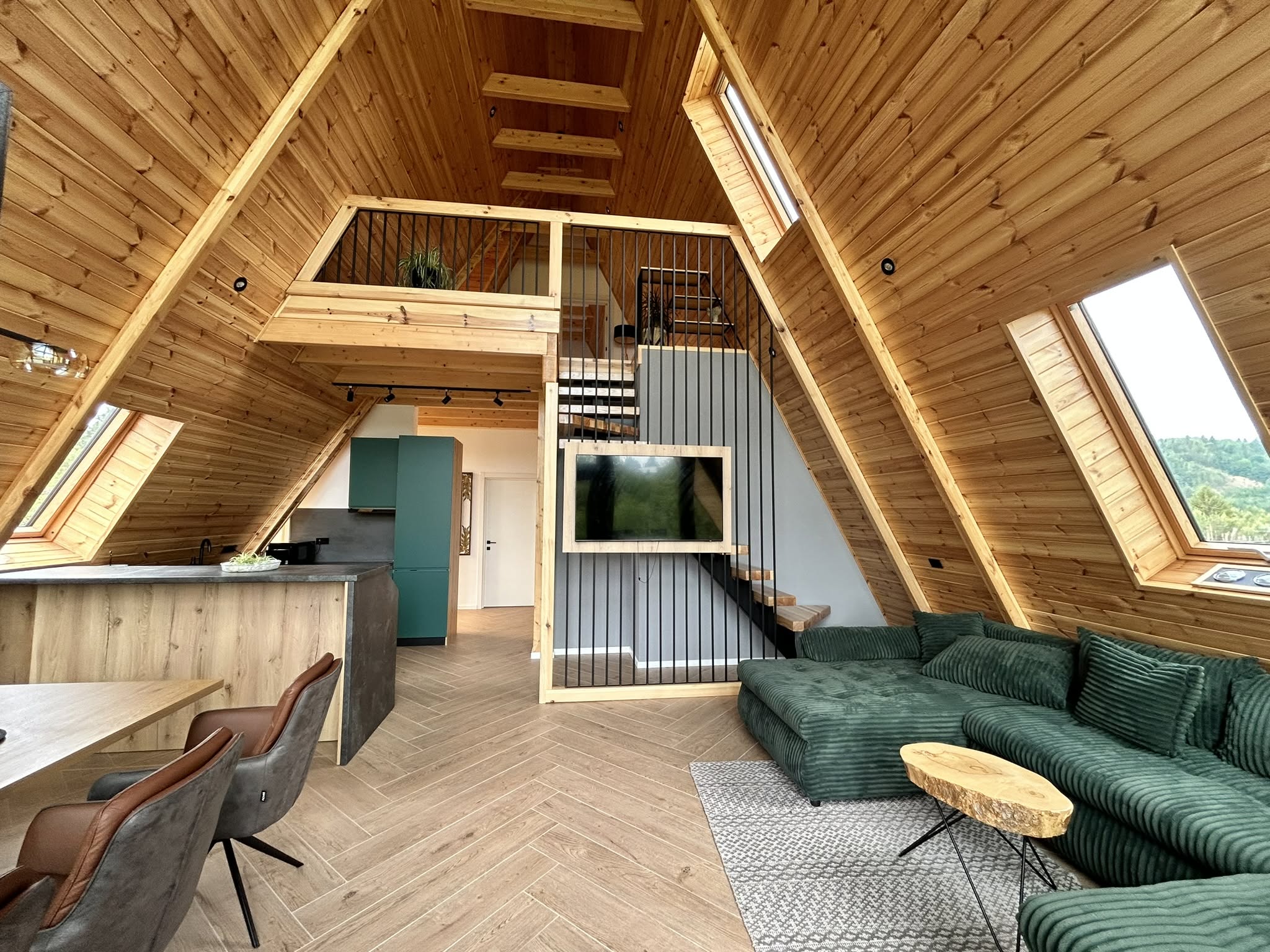 Cabana A-frame Ingrino Experience, văzută dinspre deal, cu jacuzzi și pădure în fundal